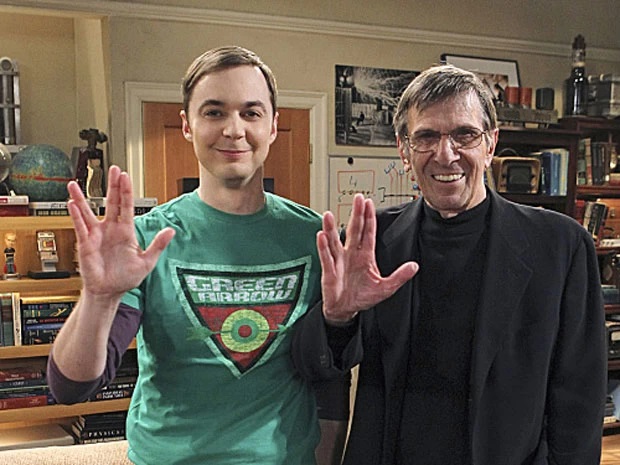 Leonard Nimoy, ao lado do também ator Jim Parsons, em sua participação na série 'The Big Bang Theory' em 2012. (Foto: Reprodução/Twitter)